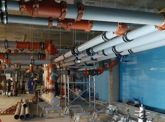 maszynownia wody lodowej zlokalizowana w nowopowstającym budynku biurowym w Trójmieście wykonana za pomocą rowkowanego systemu łączenia  rur  Firmy Victaulic