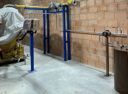 Kompleksowe wykonanie podłączenia instalacji wraz z podporami dla agregatu kogeneracyjnego o mocy 999kWe zasilanego gazem ziemnym na terenie inwestycji zlokalizowanej w centralnej Polsce. Do instalacji i podłączenia odcinków rurociągów wykorzystano system